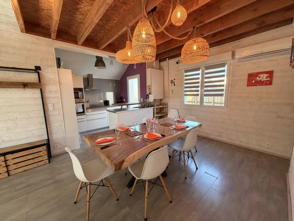 Salle à manger donnant sur la cuisine ouverte équipée
